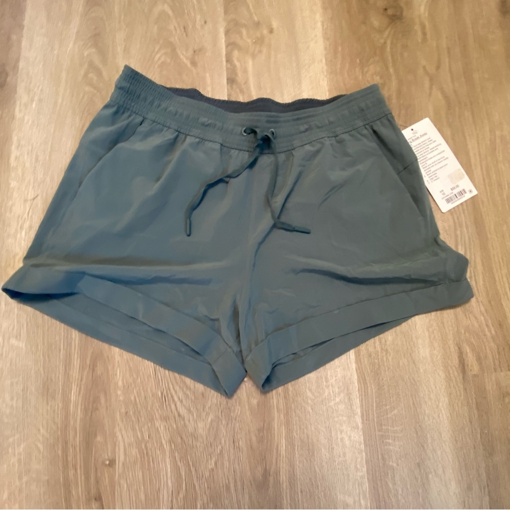 NWT Lululemon Spring Break Away Shorts Size 10